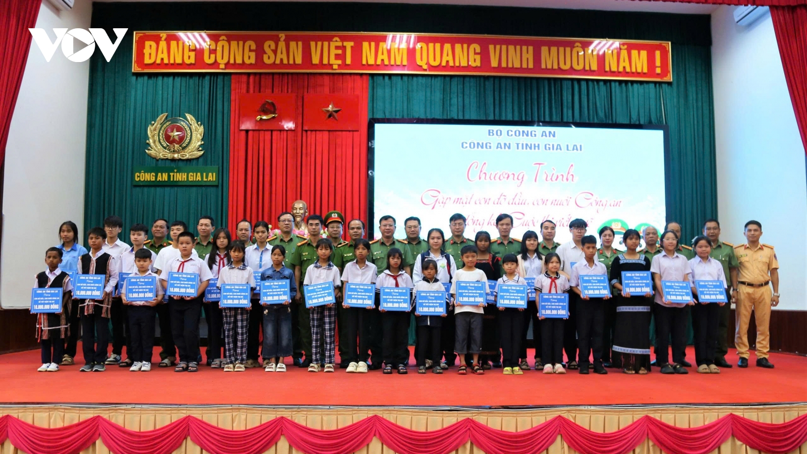 Công an tỉnh Gia Lai gặp mặt, tặng sổ tiết kiệm cho 28 “con nuôi”, “con đỡ đầu”