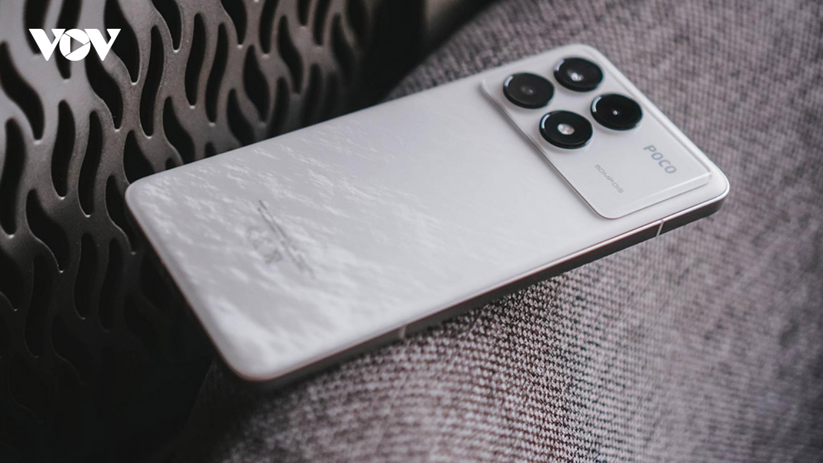 Vì sao smartphone cao cấp vẫn trầy xước như các mẫu giá rẻ