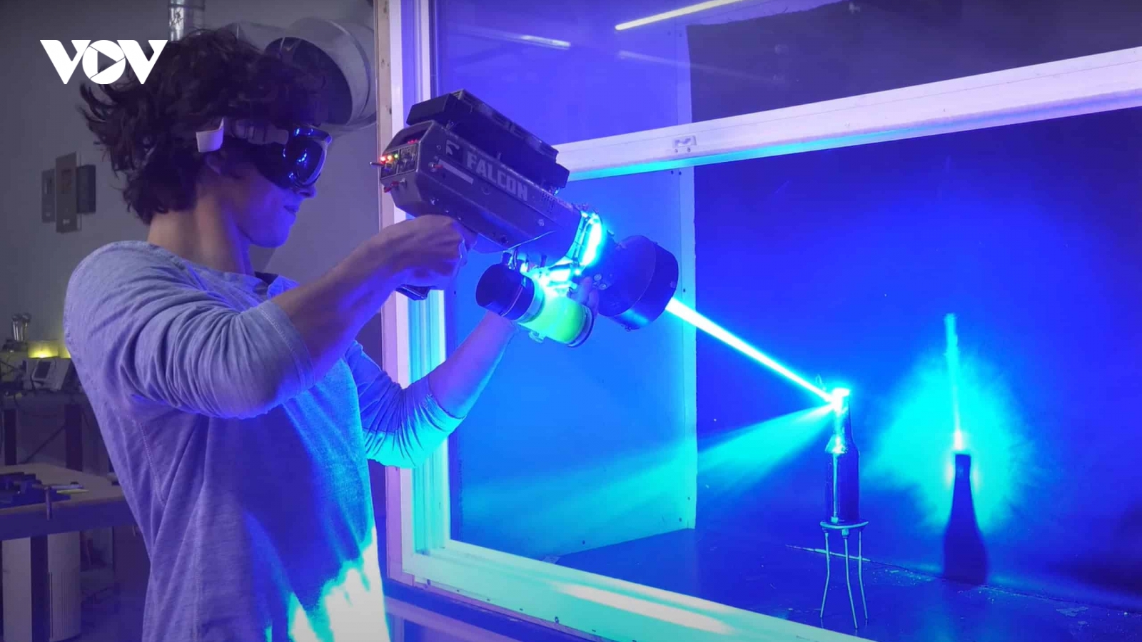 Một YouTuber chế tạo máy laser cầm tay mạnh nhất thế giới