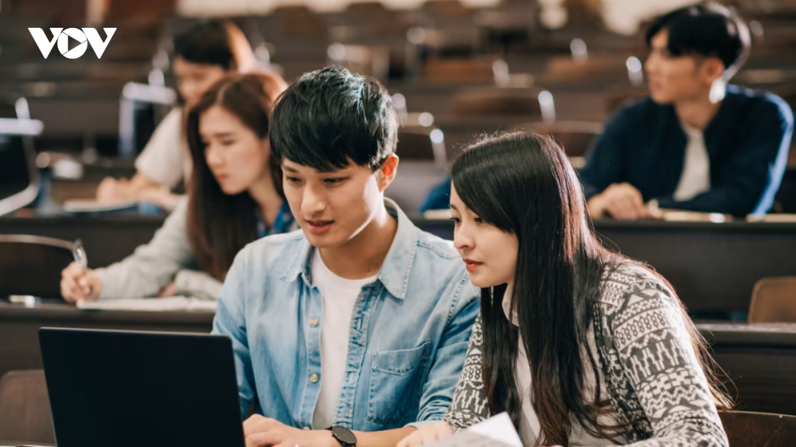 Dùng ChatGPT có thể khiến bộ não “ngốc nghếch hơn”