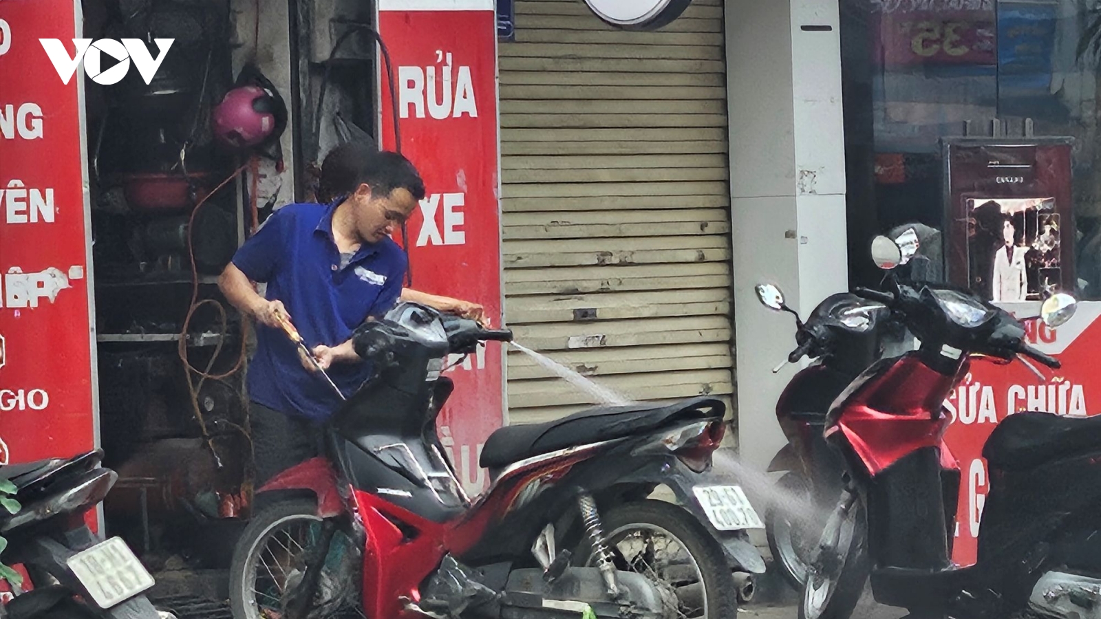 Câu chuyện lúc rửa xe về những vết nhơ khó gột rửa