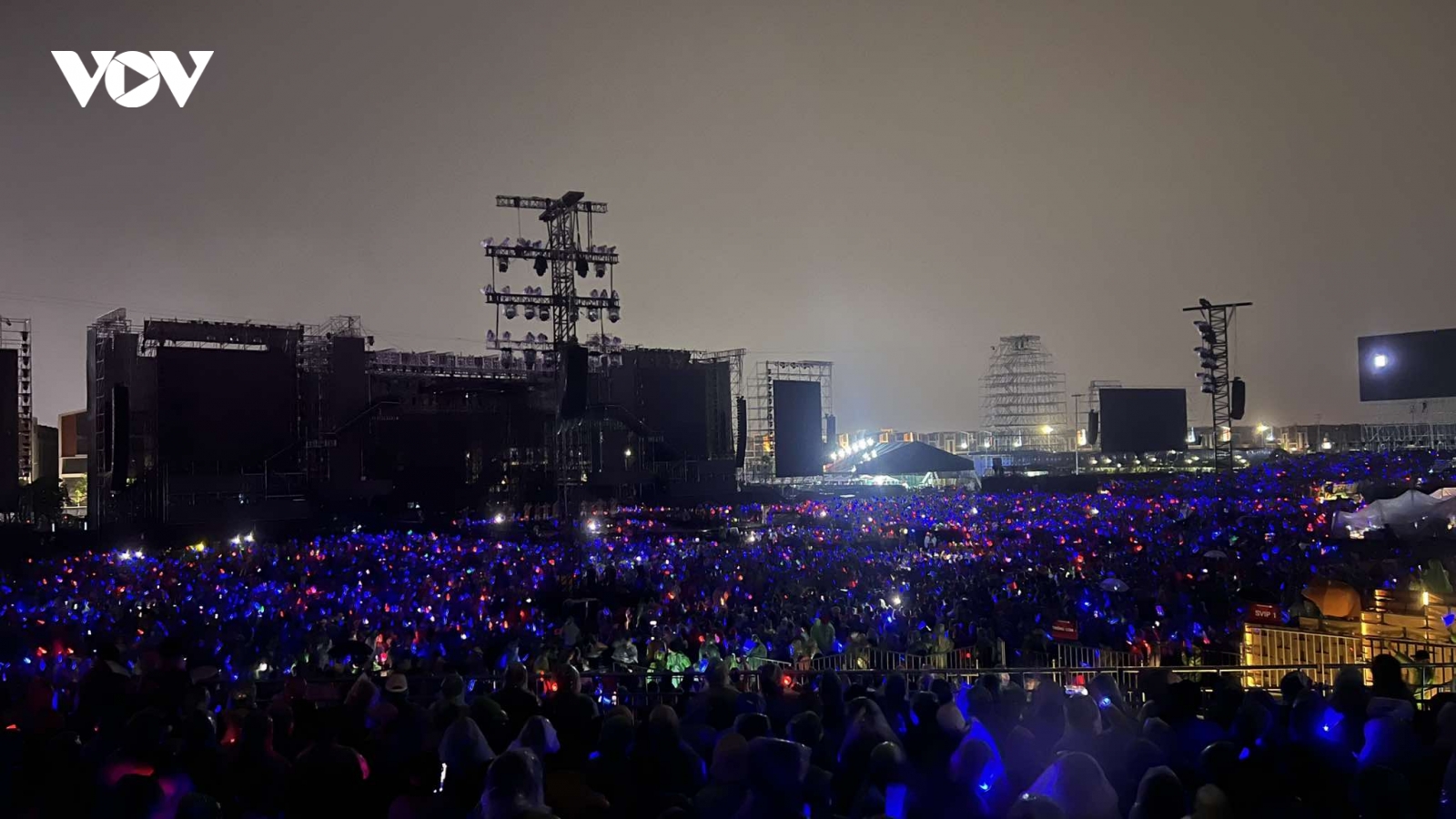Concert Anh trai vượt ngàn chông gai Day 6 gặp sự cố mất điện, BTC xin lỗi