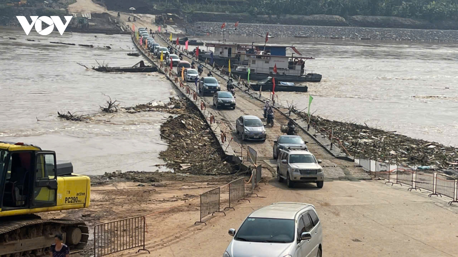Dự kiến, 6h sáng mai công binh sẽ nối lại cầu phao Phong Châu, Phú Thọ