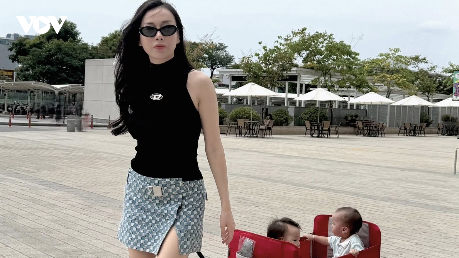Sao Việt 4/6: Phương Oanh lên đồ sành điệu đưa hai con đi chơi