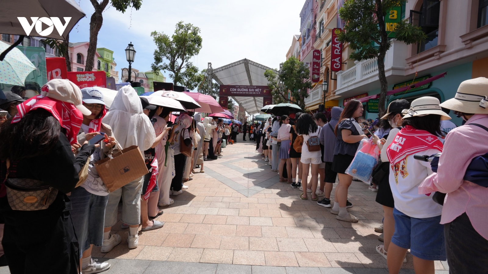 Fan đội nắng xếp hàng đổi vòng tay, chờ “cháy” cùng Anh trai vượt ngàn chông gai