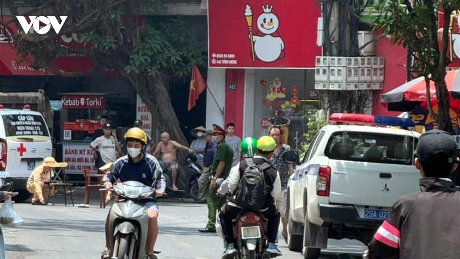 Bé gái 5 tuổi gặp tai nạn khi mở cửa taxi, băng ngay qua đường