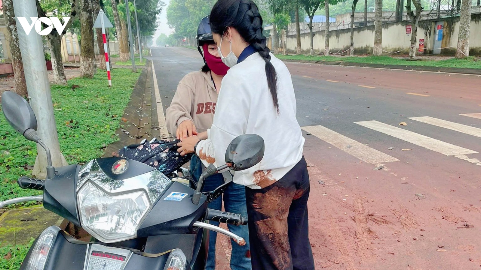 Cảm động thí sinh trượt ngã lấm lem được CSGT đưa đến điểm thi tốt nghiệp THPT