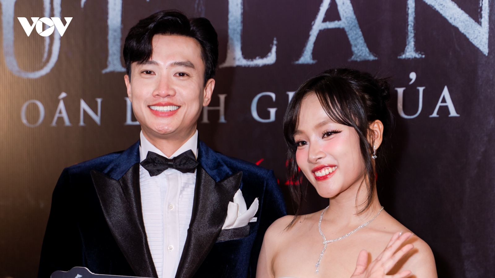 Quốc Trường lộ khoảnh khắc tình tứ đi ăn cùng bạn diễn kém 13 tuổi