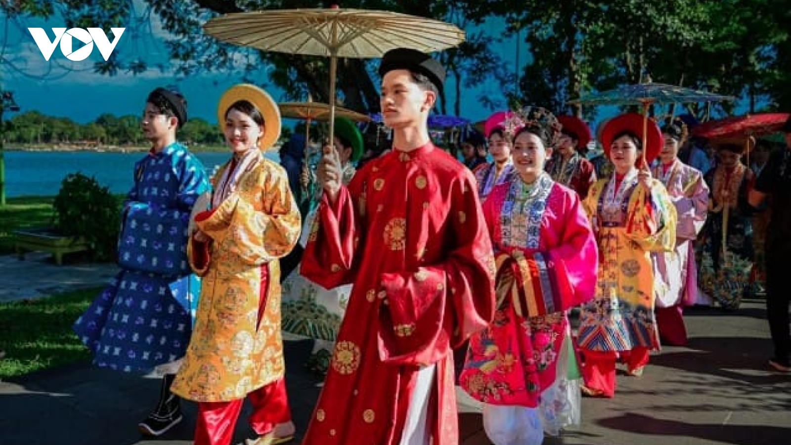 Traditional dress takes center stage in Hue’s biggest costume parade