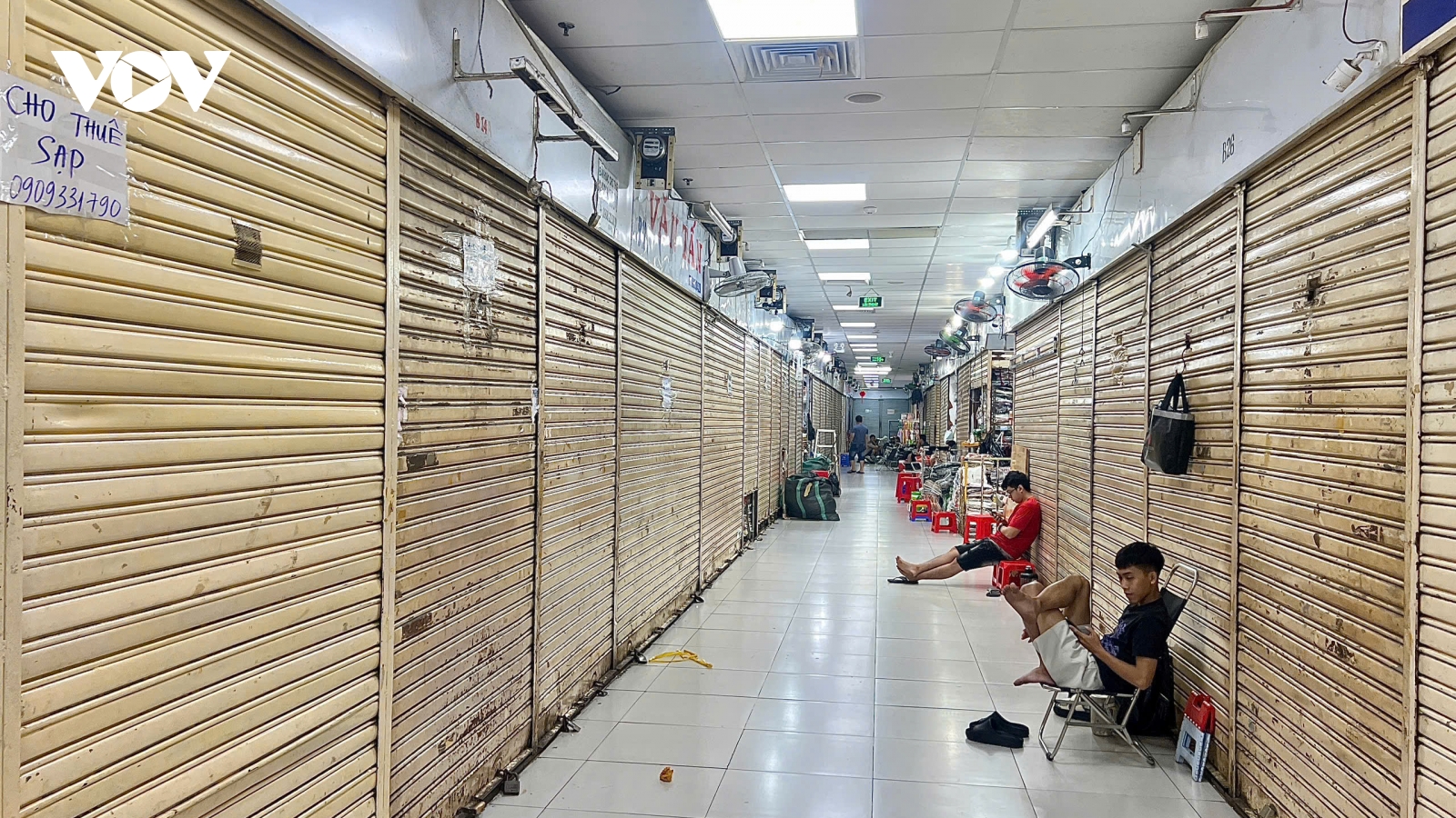 Nhiều sạp hàng tạm ngưng kinh doanh để đáp ứng yêu cầu về hóa đơn chứng từ