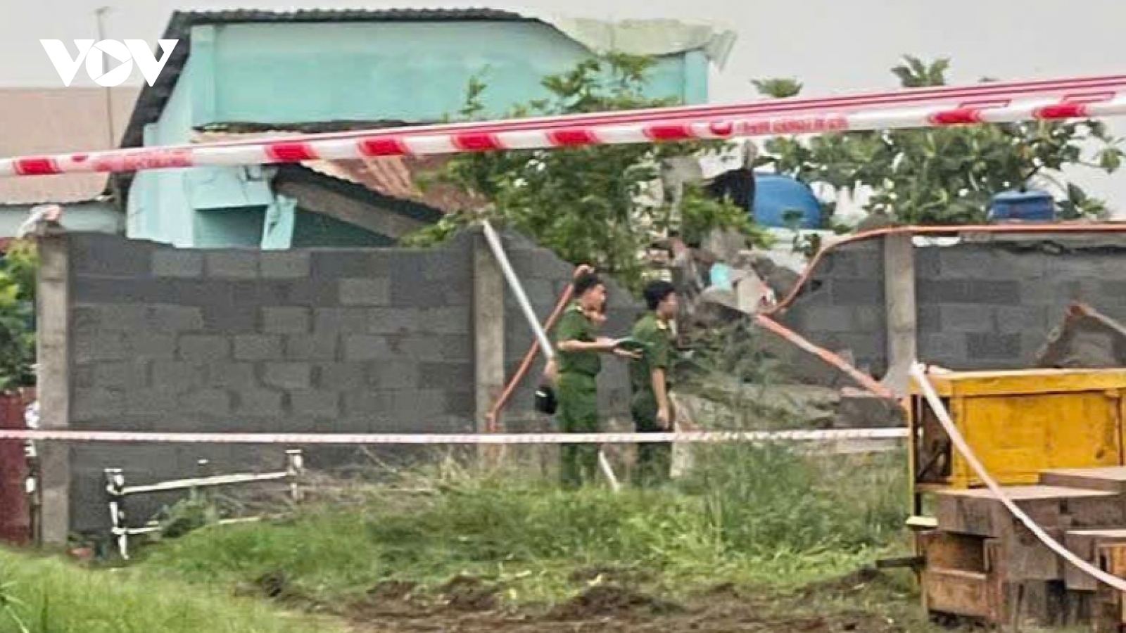 Mưa lớn làm sập hàng rào, hai bà cháu tử vong thương tâm