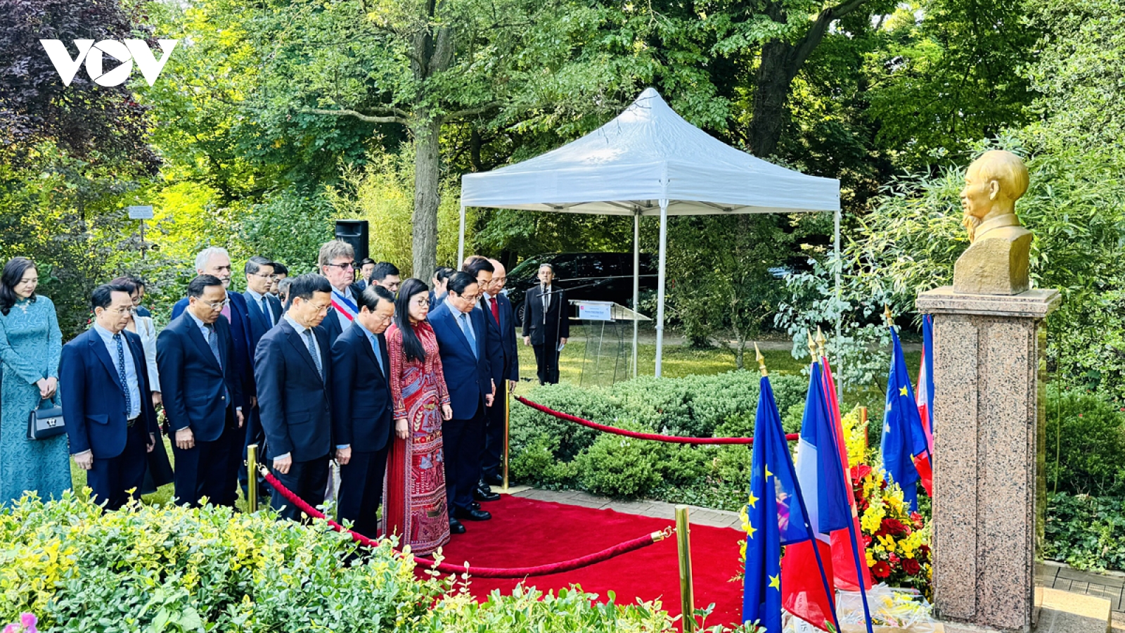 PM pays tribute to President Ho Chi Minh in Montreuil, France
