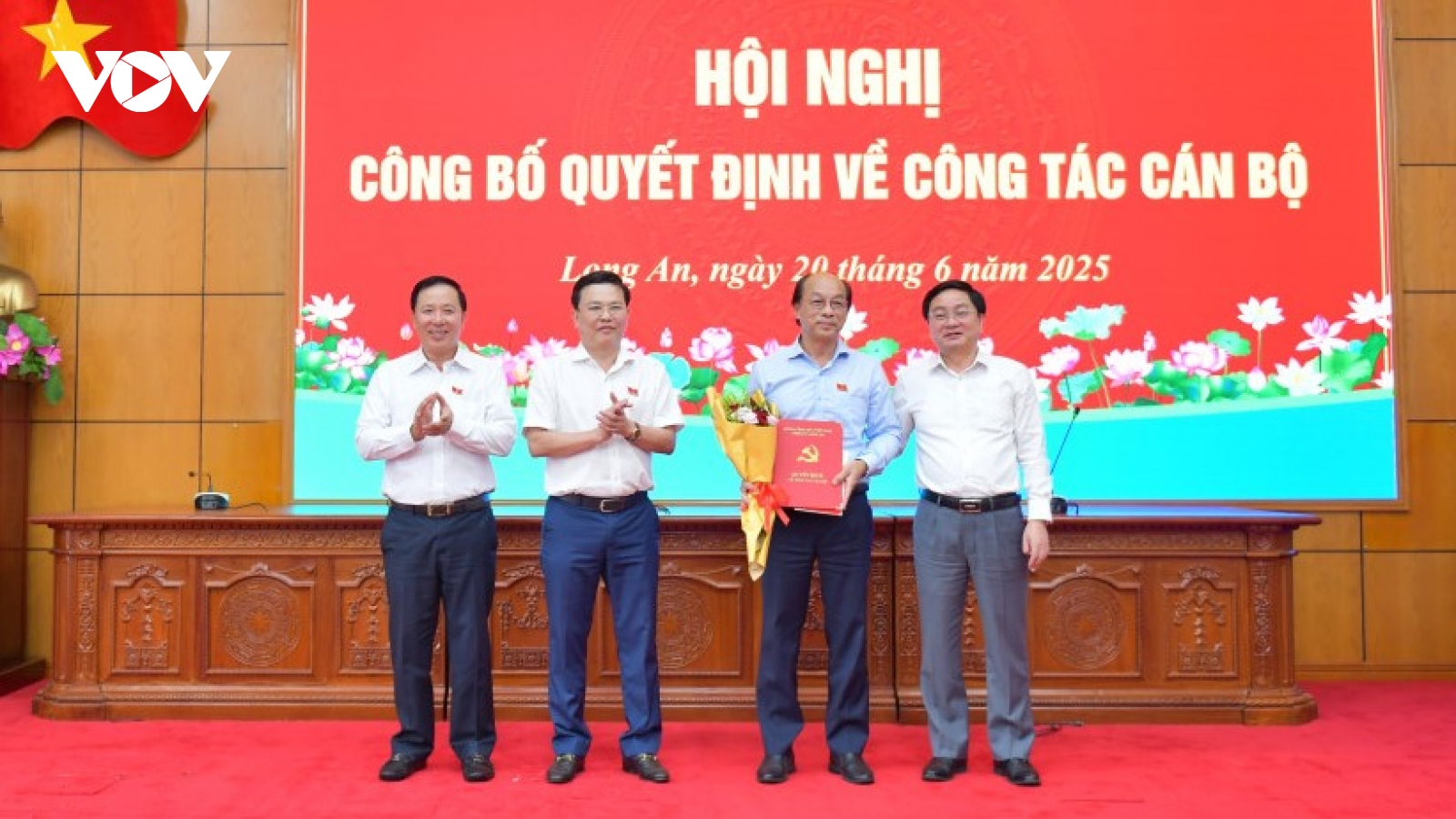 9 cán bộ chủ chốt của Tỉnh ủy Long An nghỉ hưu trước tuổi
