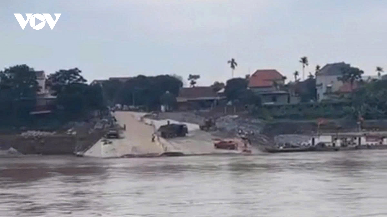 Floodwaters wash away Phong Chau pontoon bridge in Northern Vietnam