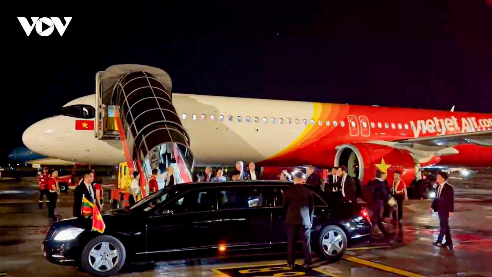 Tổng thống Litva đến Hà Nội trên chuyên cơ Vietjet