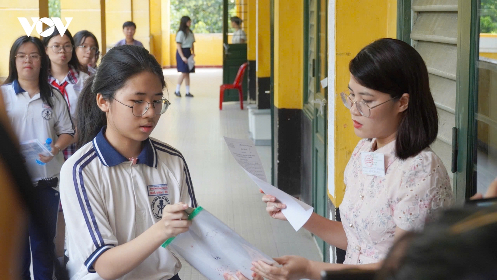 Thí sinh tại TP.HCM làm thủ tục thi vào lớp 10