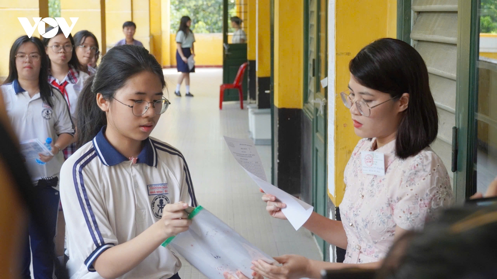 Thí sinh tại TP.HCM làm thủ tục thi vào lớp 10