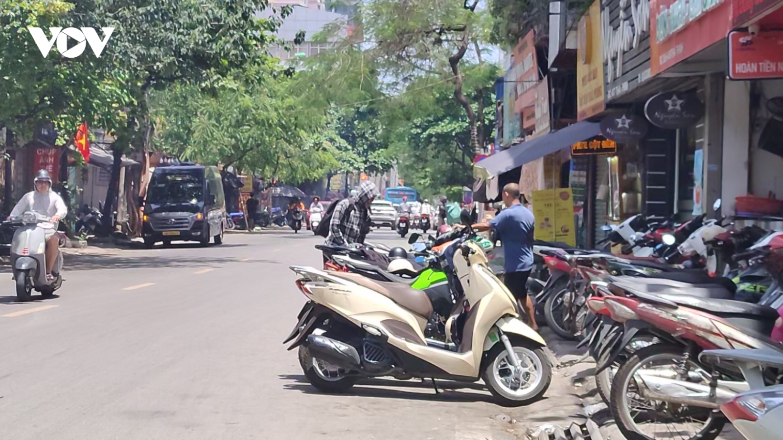 Lòng đường thành bãi đỗ xe trước quán ăn ở đường Thái Thịnh: Chính quyền có hay?