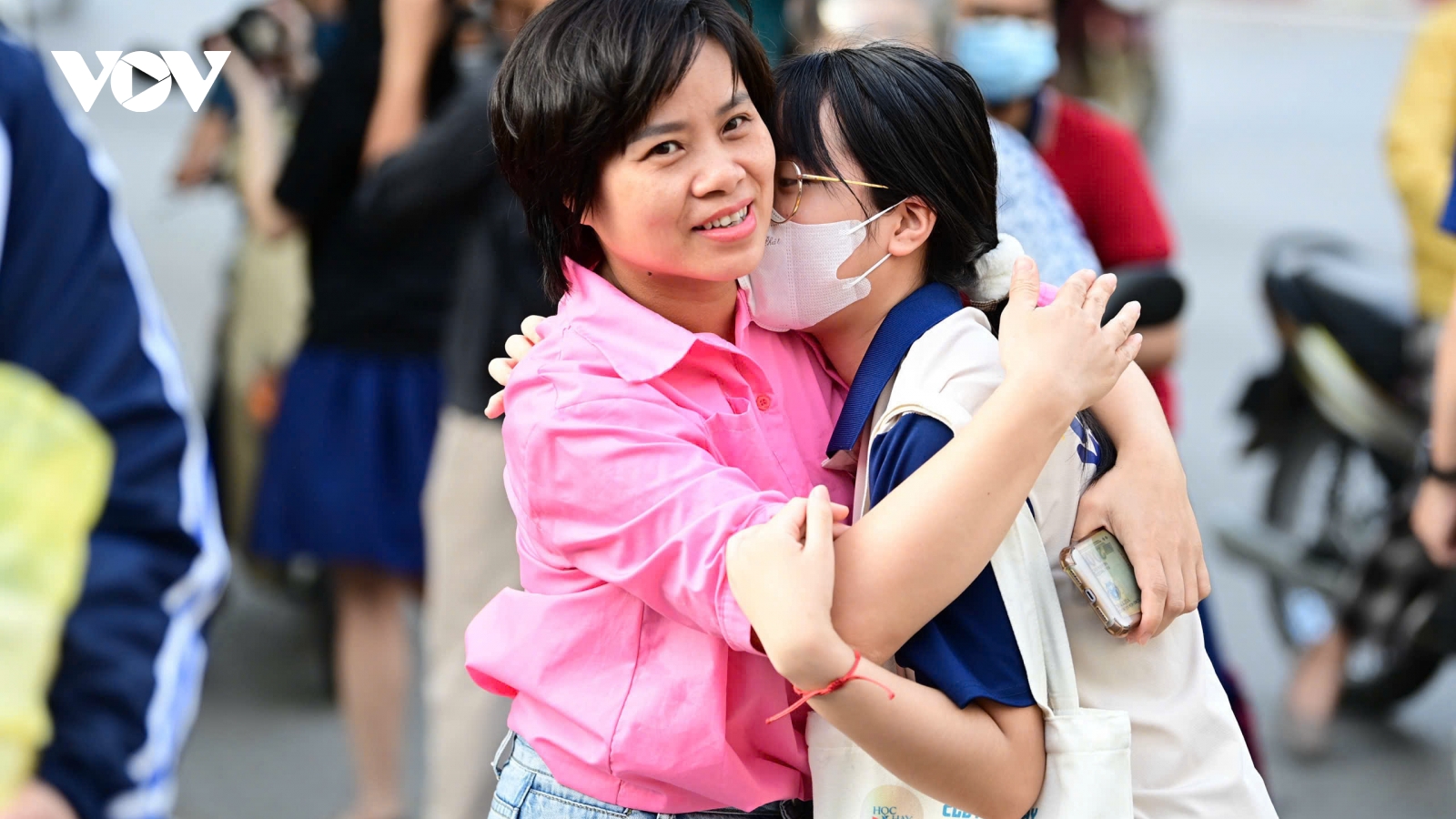Cha mẹ nhẹ lòng khi con “vượt vũ môn” suôn sẻ trong ngày thi đầu tiên