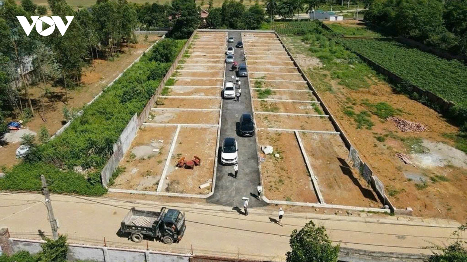 Đất nền “hạ sốt”: Ai gánh rủi ro, nhà đầu tư cá nhân còn cửa thoát?