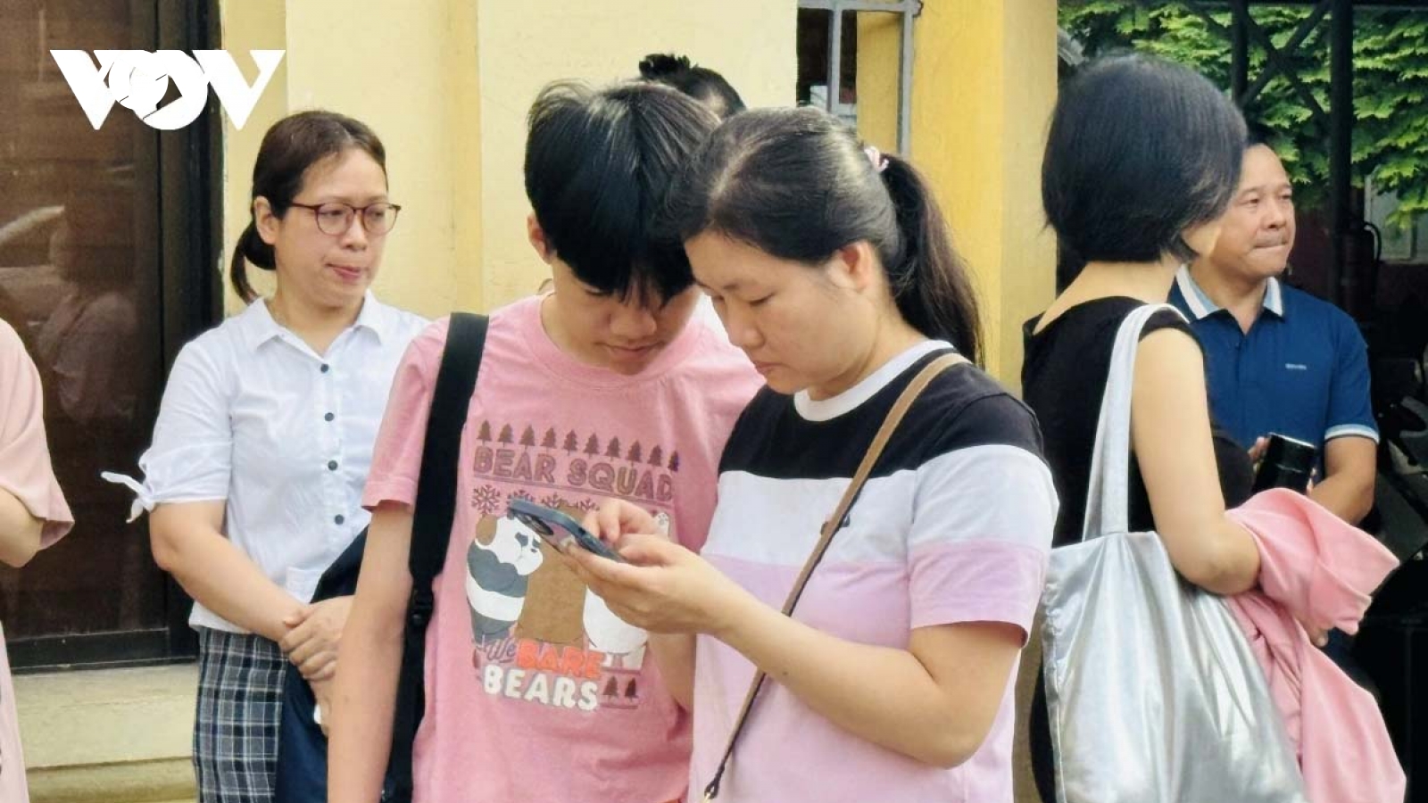Phụ huynh đội nắng cùng con thi chuyên: "Đỗ hay không thì con cũng đã cố gắng"