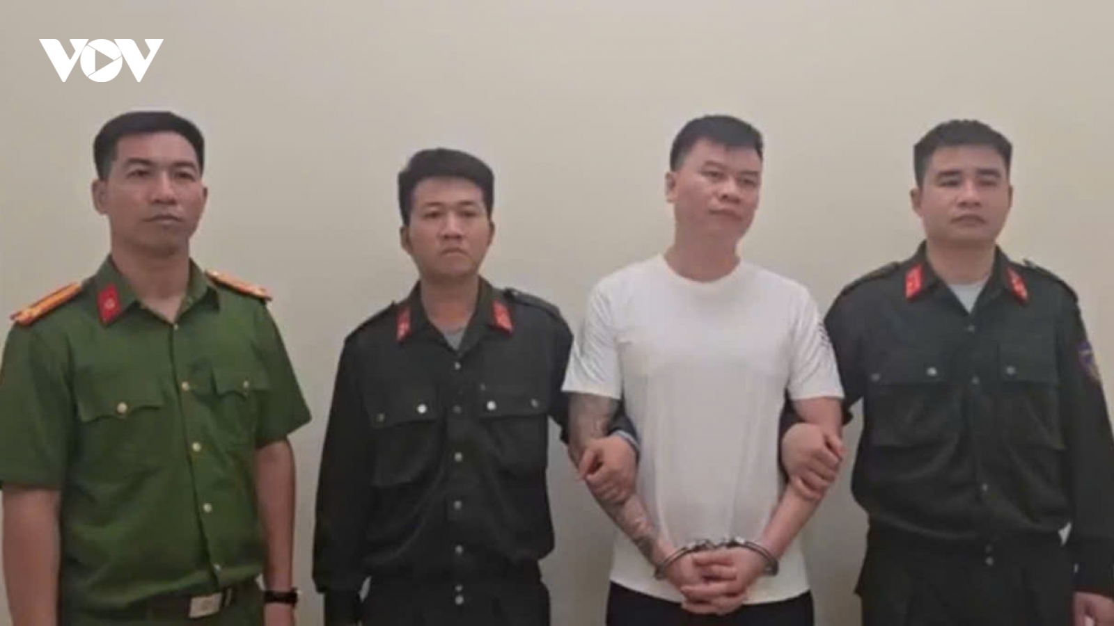 Bắt tạm giam "Thu vệ sỹ" về hành vi buôn bán hàng cấm