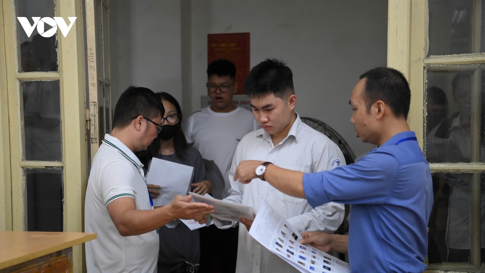 Lần đầu đề Văn không còn ngữ liệu SGK, sĩ tử hy vọng "ăn điểm" phần nghị luận