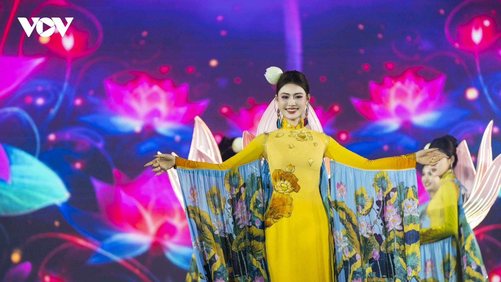 NTK Thoa Trần gây ấn tượng với những cánh sen phát sáng trên tà áo dài