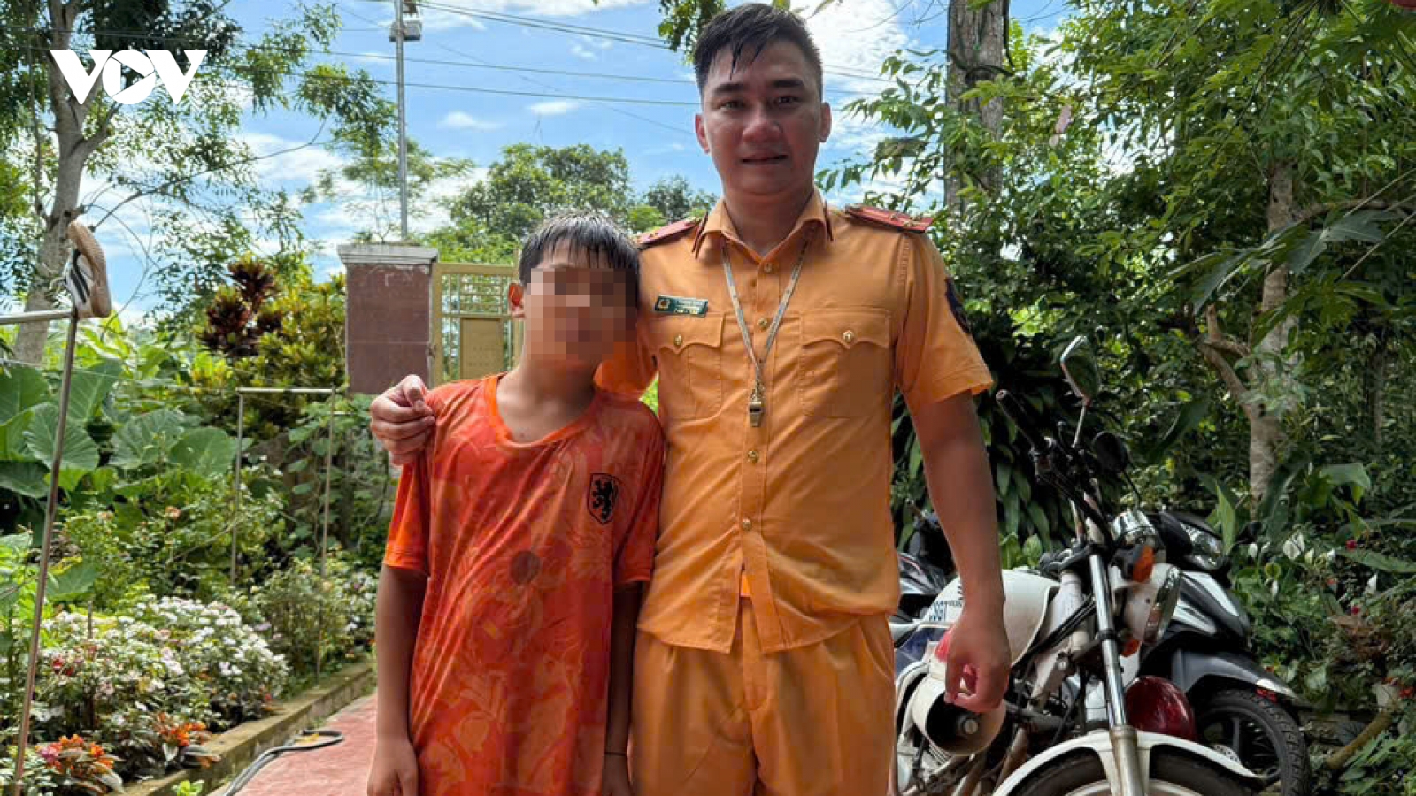 CSGT lao xuống sông cứu nam sinh giữa dòng nước chảy xiết