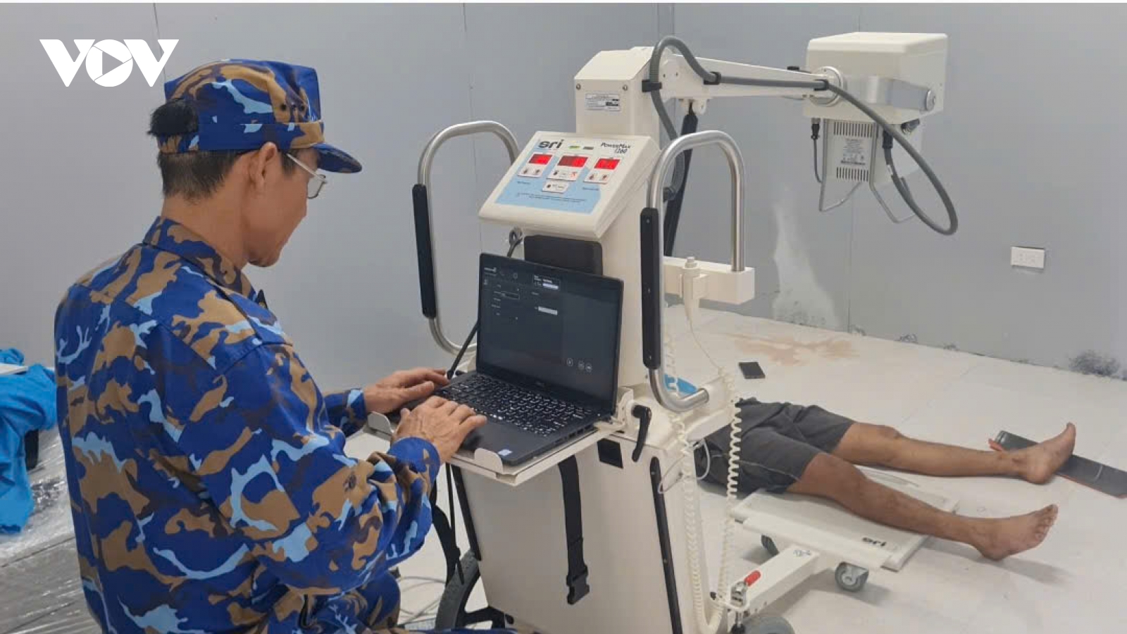 Đảo Sinh Tồn kịp thời cấp cứu ngư dân bị vỡ xương bánh chè