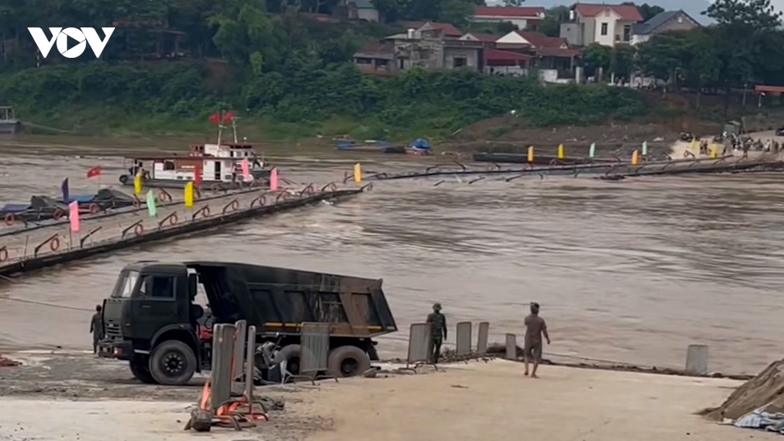 Vì sao cầu phao Phong Châu bất ngờ bị cắt khẩn cấp?