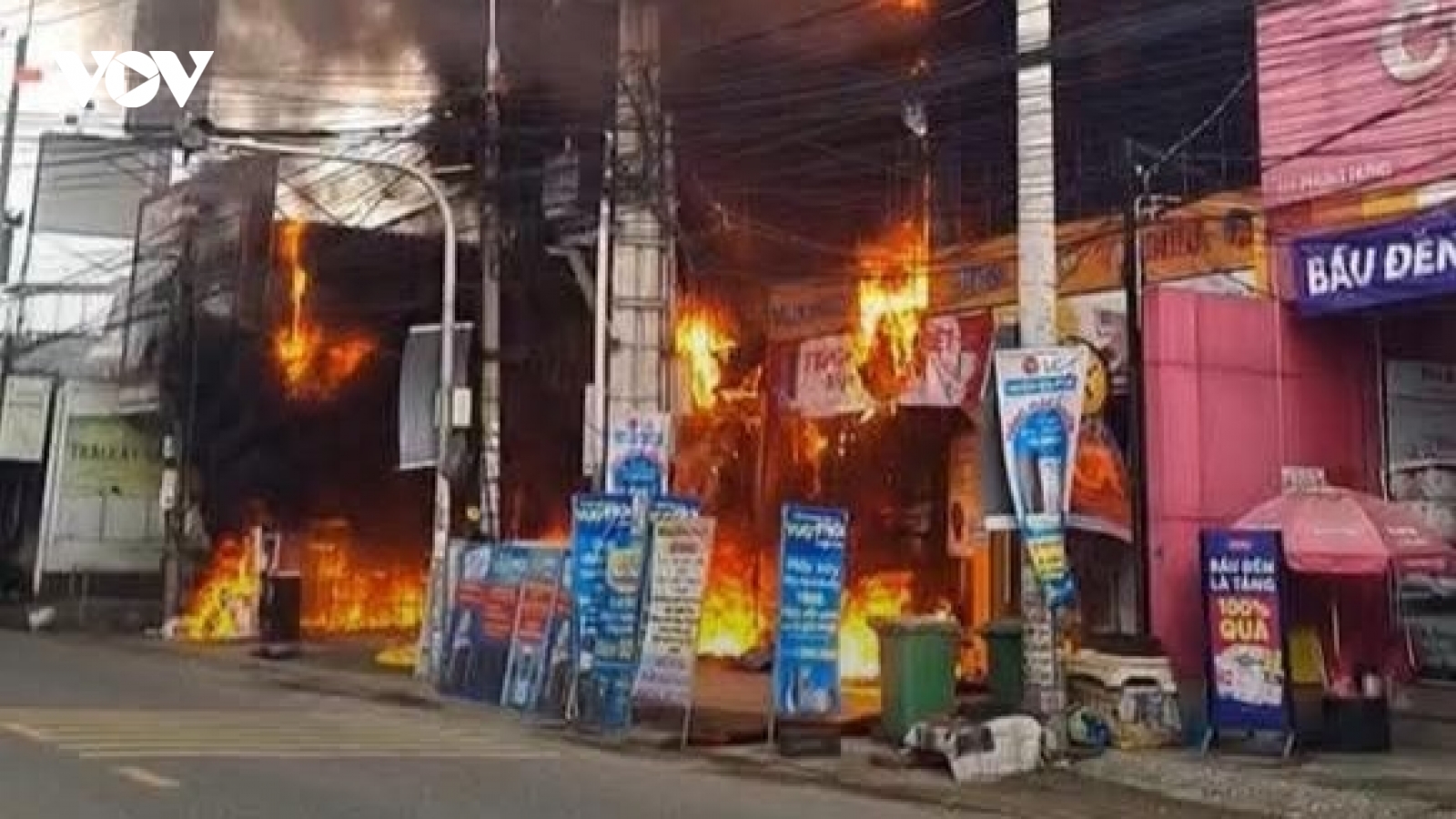 Cửa hàng Điện Máy Xanh tại Đồng Nai cháy lớn