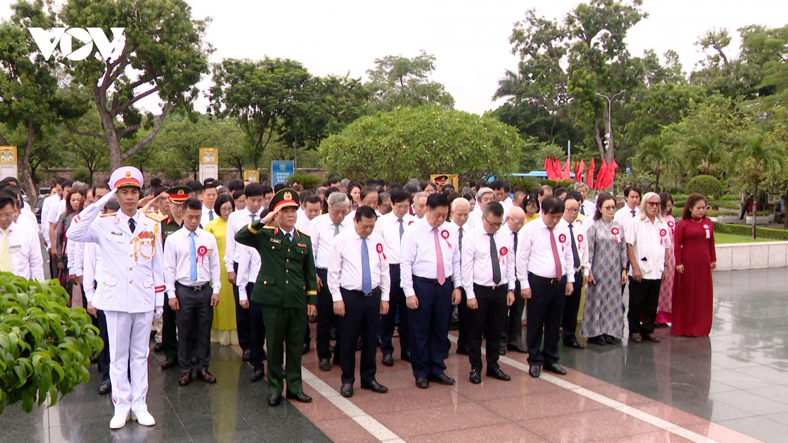 150 nhà báo tiêu biểu từ mọi miền Tổ quốc báo công dâng Bác