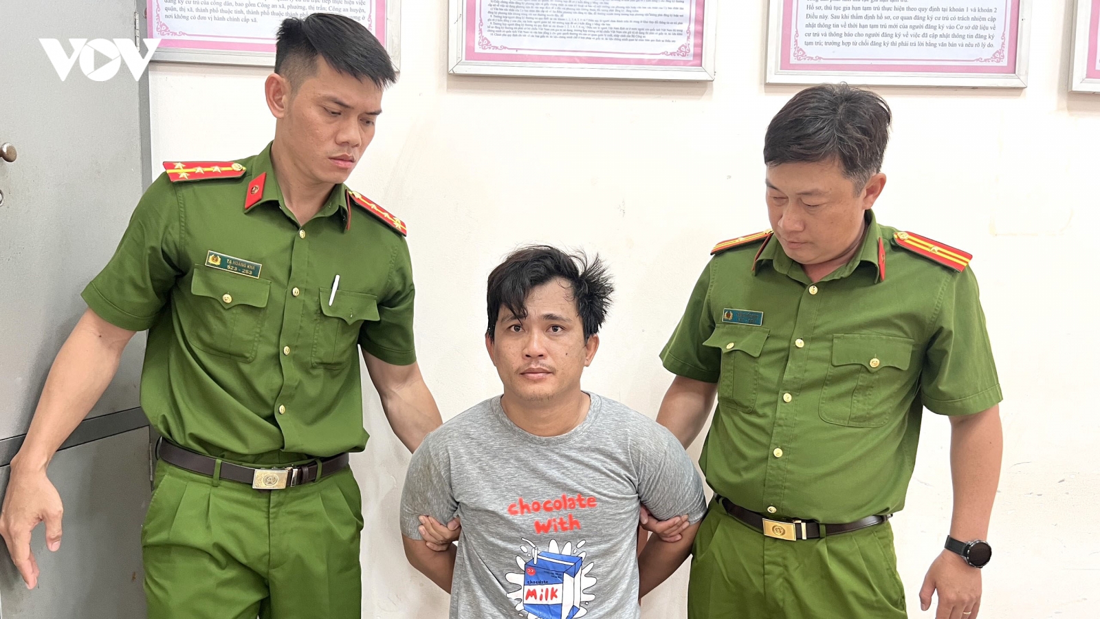 Bắt giữ đối tượng đánh mẹ, đâm lực lượng làm nhiệm vụ