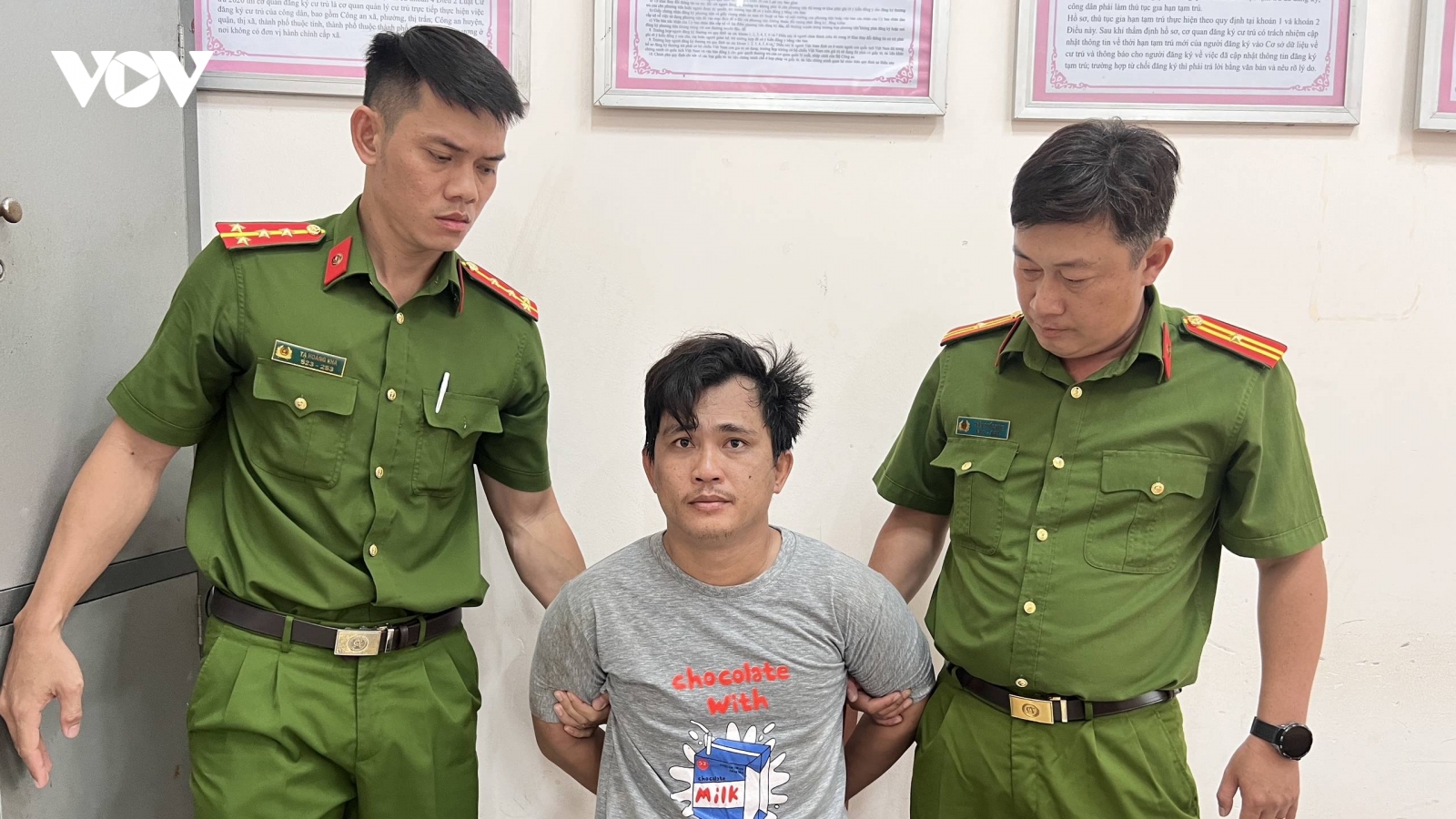 Khởi tố vụ người đàn ông đánh mẹ, đâm lực lượng chức năng