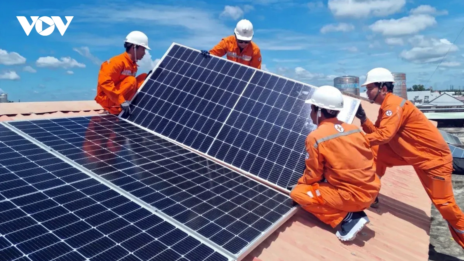 Hỗ trợ lắp điện mặt trời mái nhà tối đa 3 đồng/hộ chưa tạo động lực khuyến khích