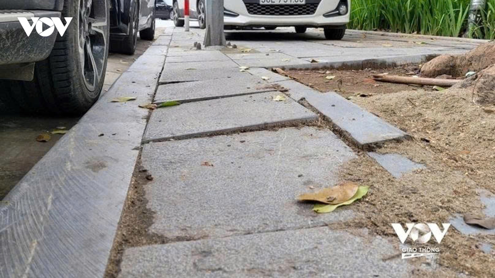 Xe máy chuyên dùng có được đỗ trên vỉa hè không?