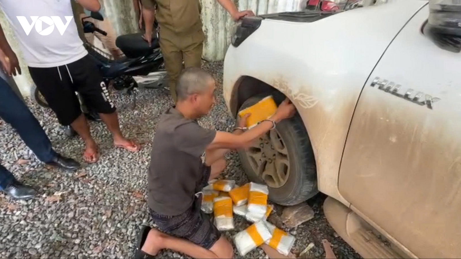 67 bánh ma túy được giấu tinh vi trong xe ô tô bán tải