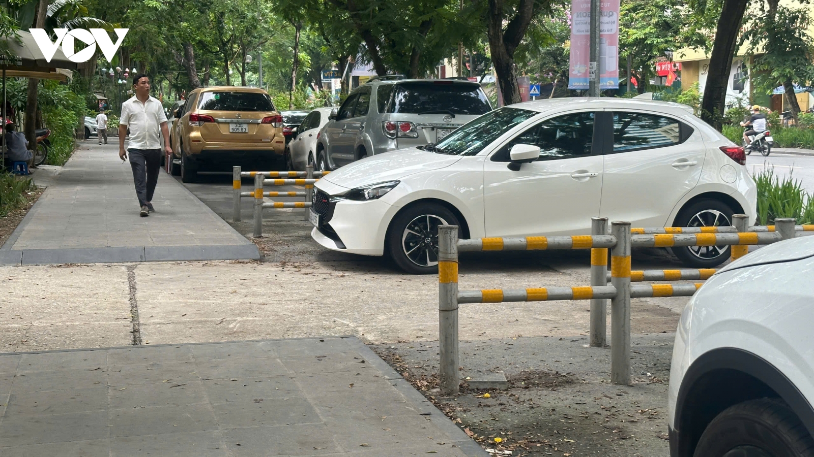 Vỉa hè thiết kế cho người đi bộ biến thành bãi đỗ xe