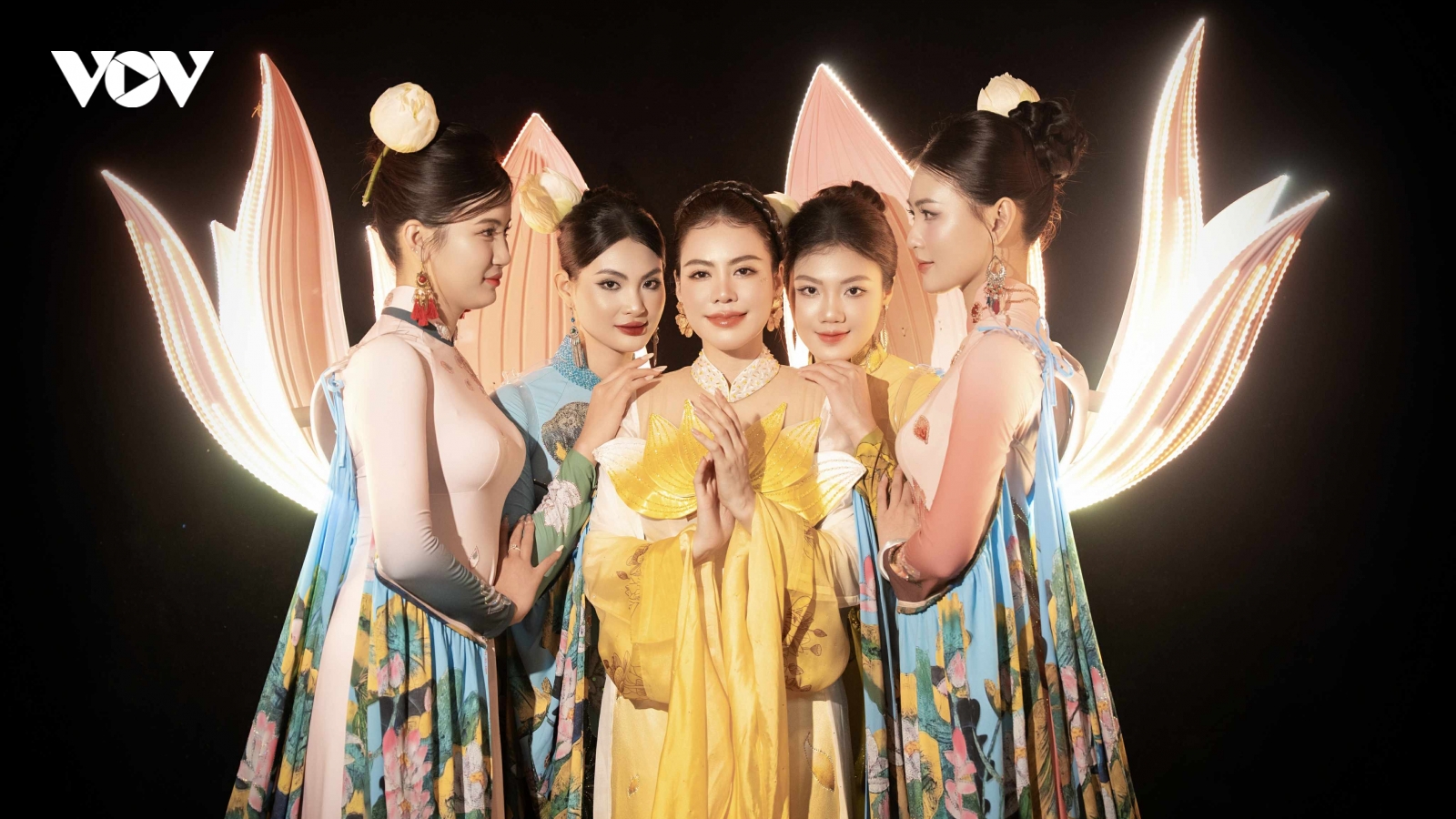 “Hương Việt” – Khi áo dài kể chuyện phụ nữ Việt qua thời gian