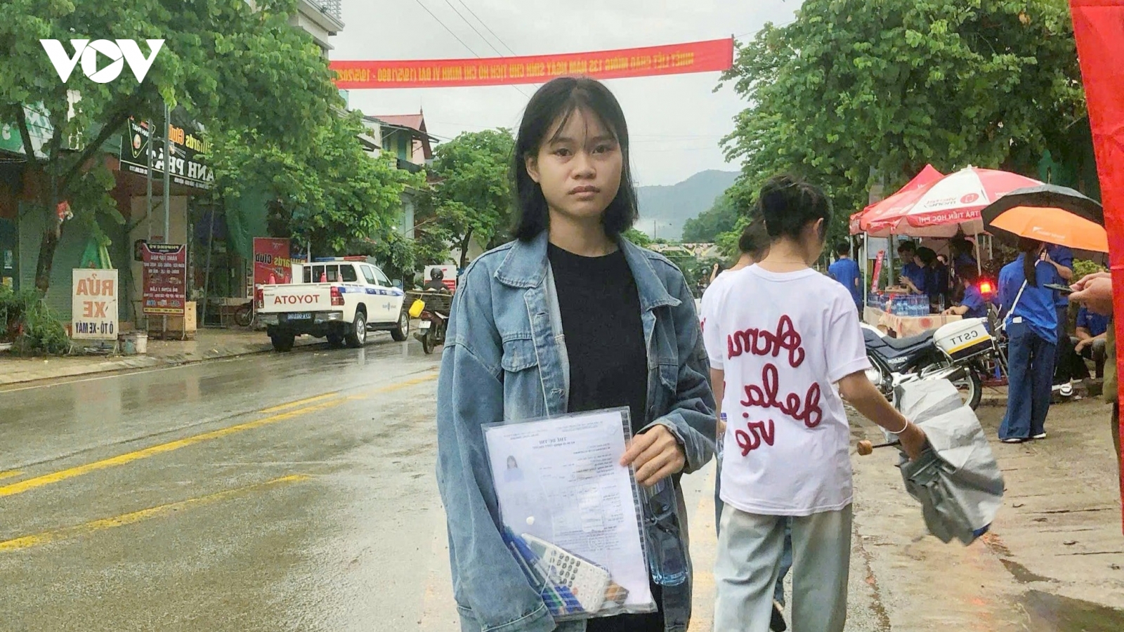 Nữ sinh ở Điện Biên lặng lẽ đội tang cha, gạt nước mắt đi tốt nghiệp THPT