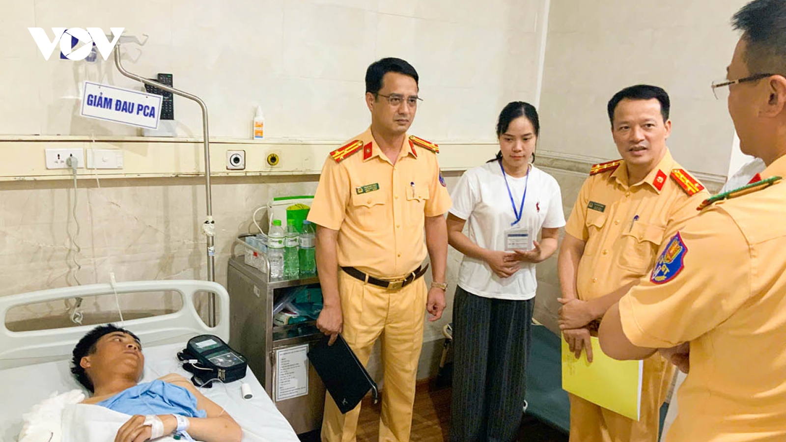 Ô tô tải tông gãy tay thượng uý cảnh sát cơ động trên cao tốc