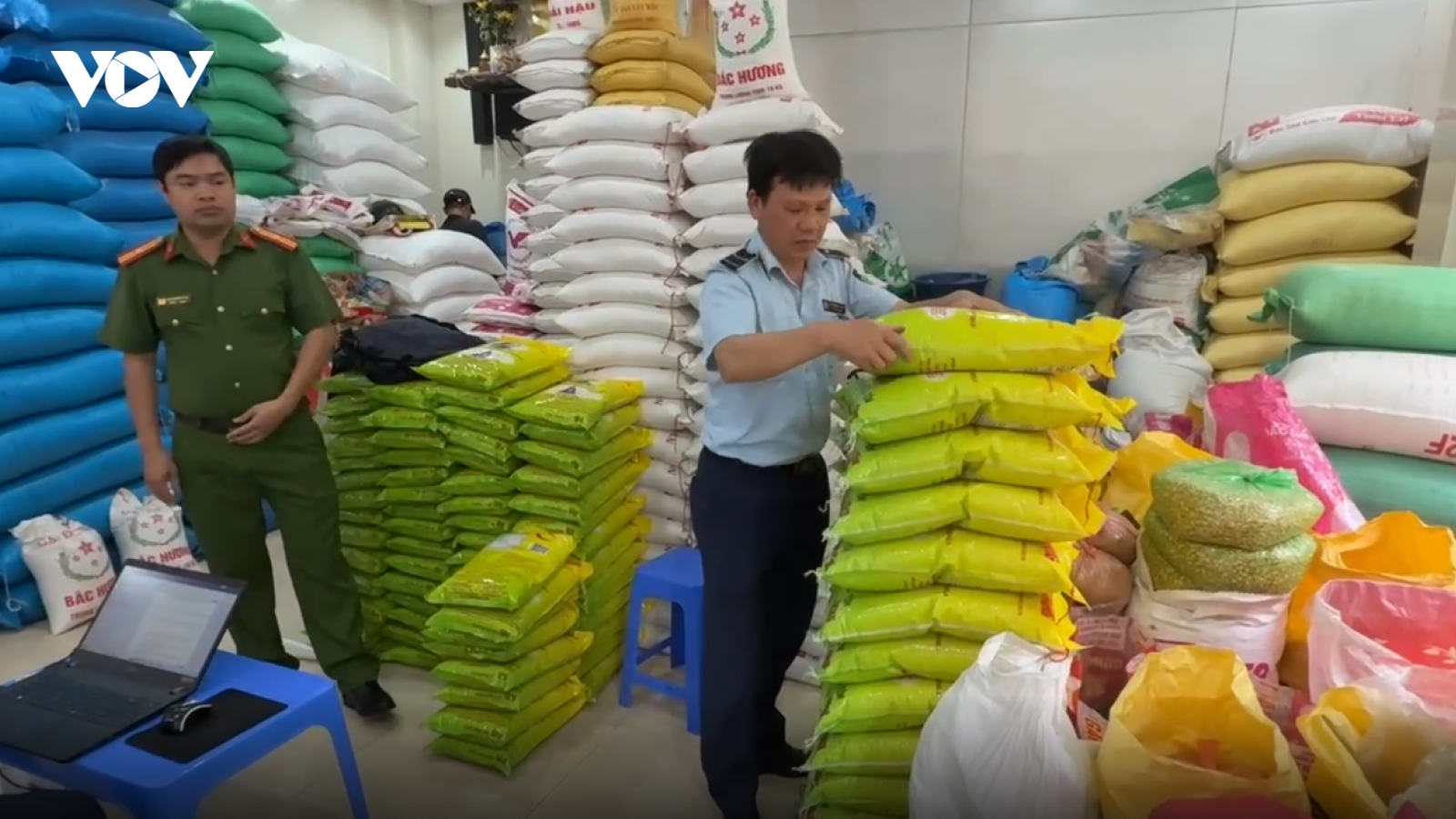 Hà Nội phát hiện nhiều cửa hàng kinh doanh giả mạo gạo ST25