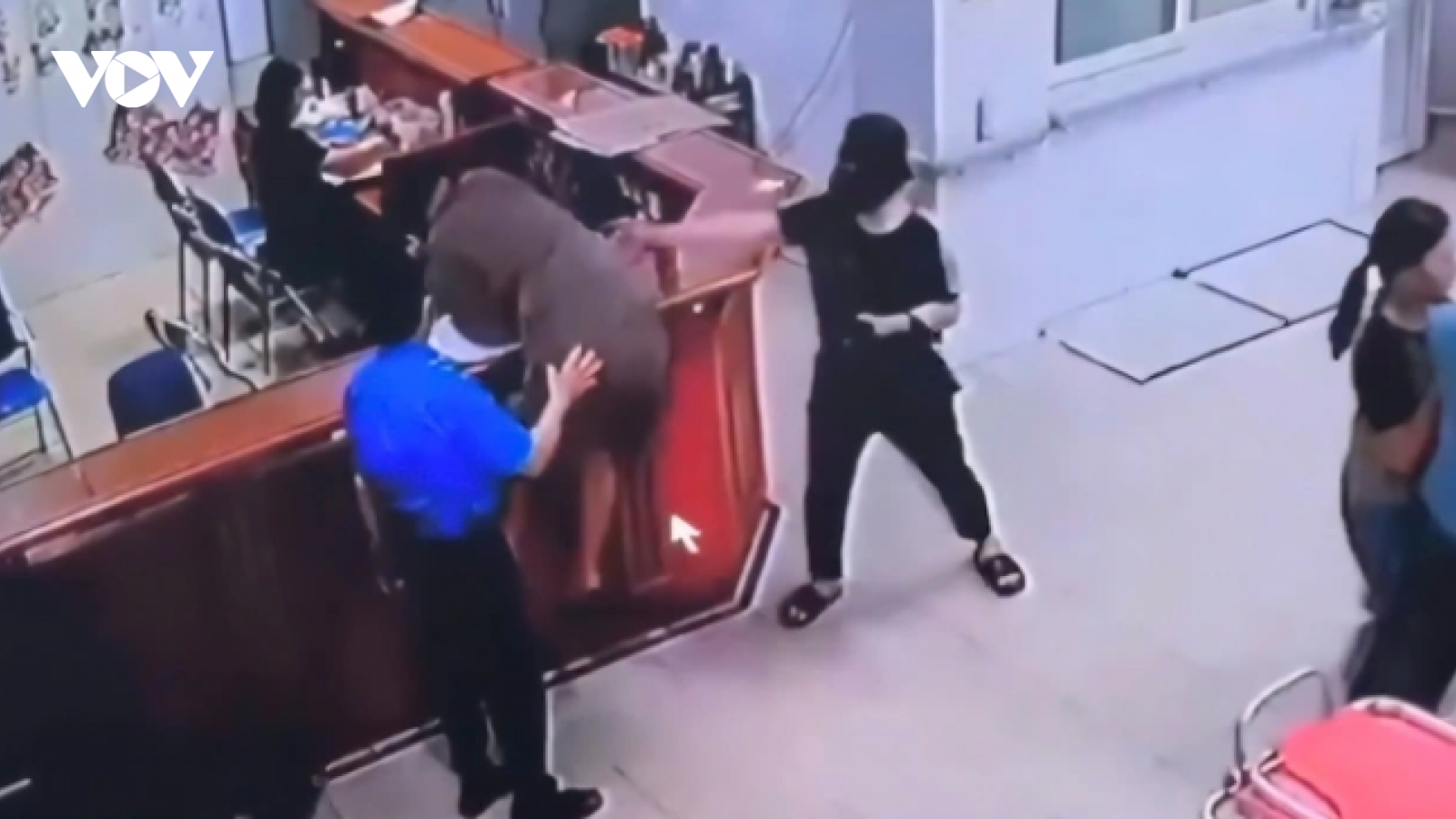Công an làm việc với người đàn ông tấn công nhân viên y tế tại Nghệ An