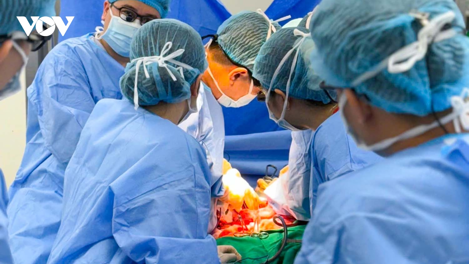 Mỗi ca ghép tạng là sự tận tâm của cả ê-kíp