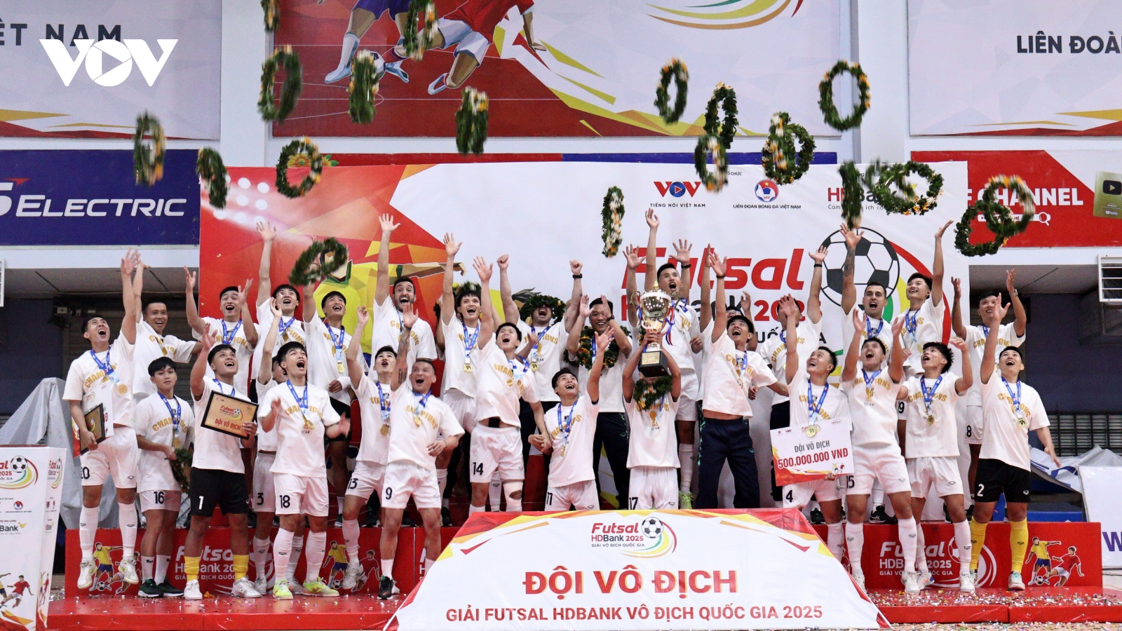 Toàn cảnh Lễ bế mạc Giải Futsal HDBank Vô địch Quốc gia 2025