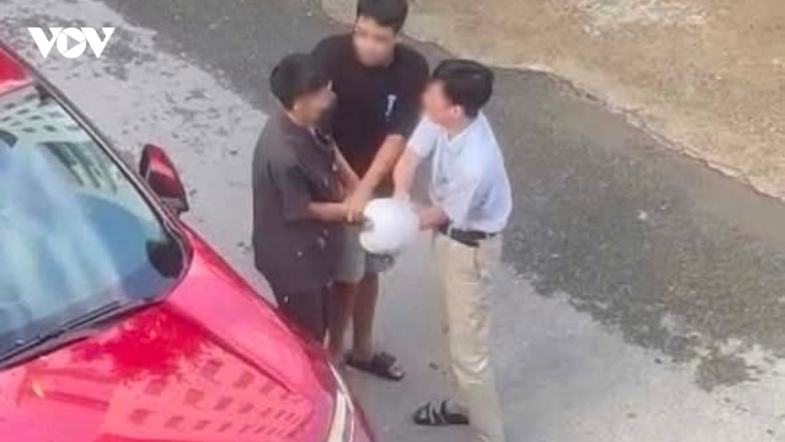 Danh tính 2 cha con đi ô tô "khống chế" 1 thanh niên sau va chạm giao thông