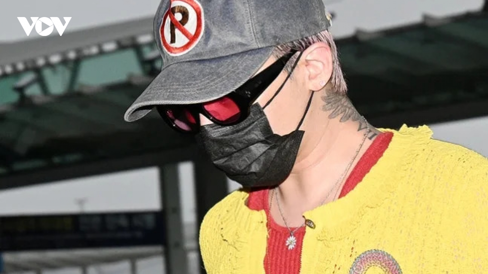 G‑Dragon đến Việt Nam: Thời trang sân bay khiến fan "xuýt xoa" vì tinh tế