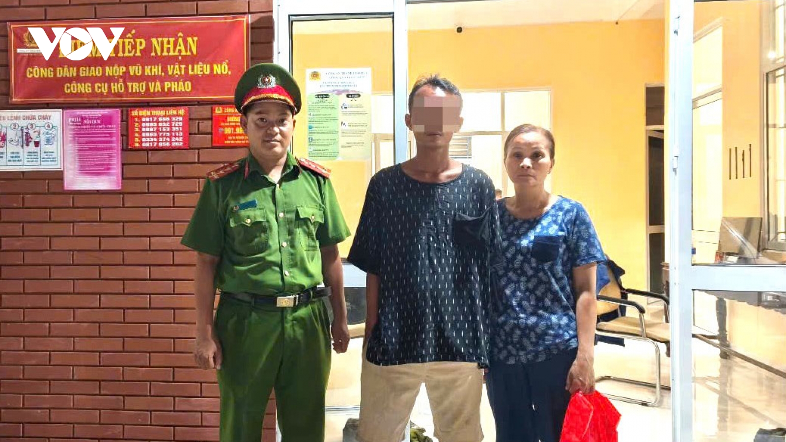 Công an xã Lộc Điền, TP Huế cứu người đàn ông bất tỉnh giữa rừng