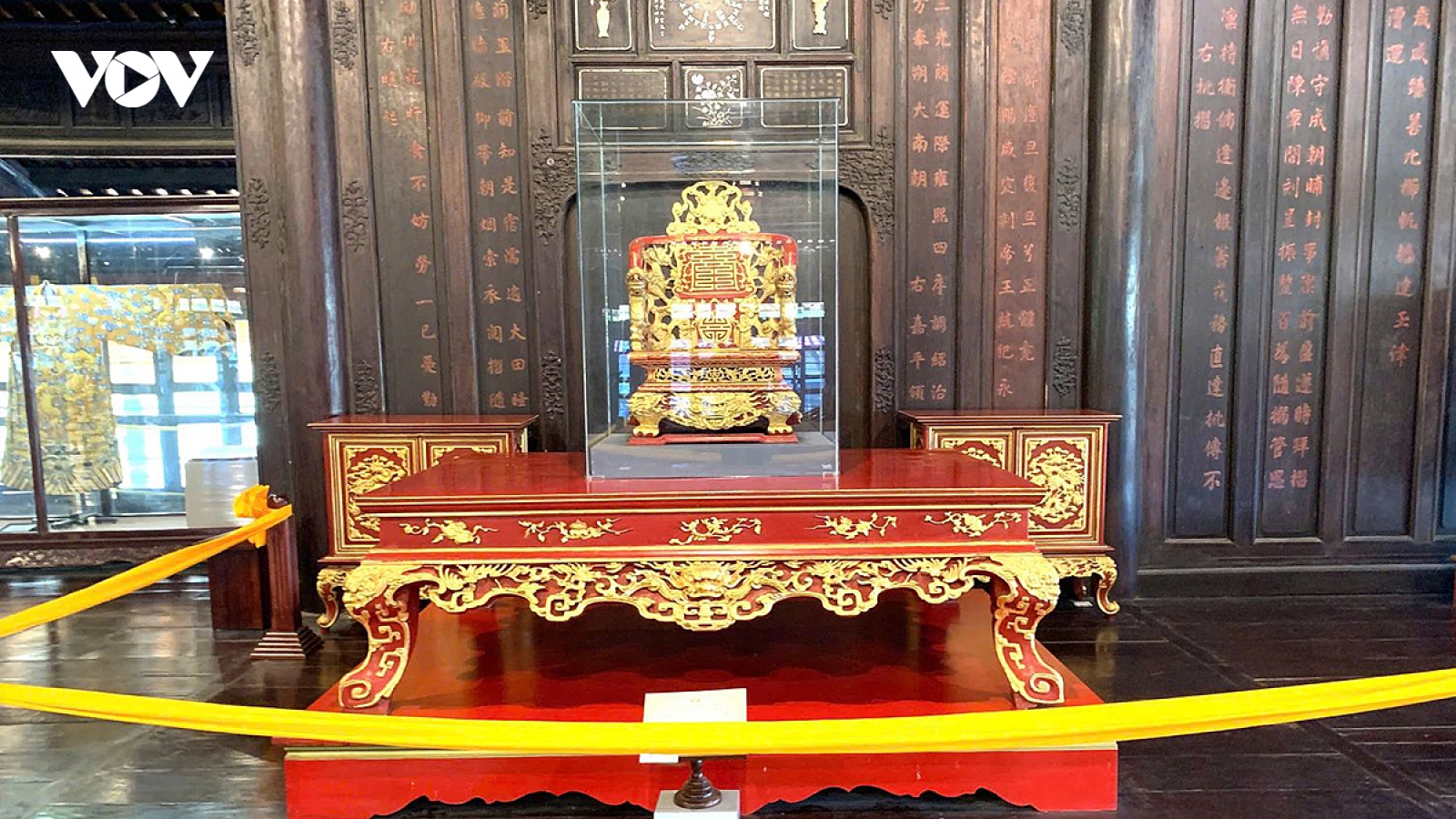 Bảo tàng Cổ vật Cung đình Huế lắp đặt tủ kính bảo vệ 3 ngai vua triều Nguyễn